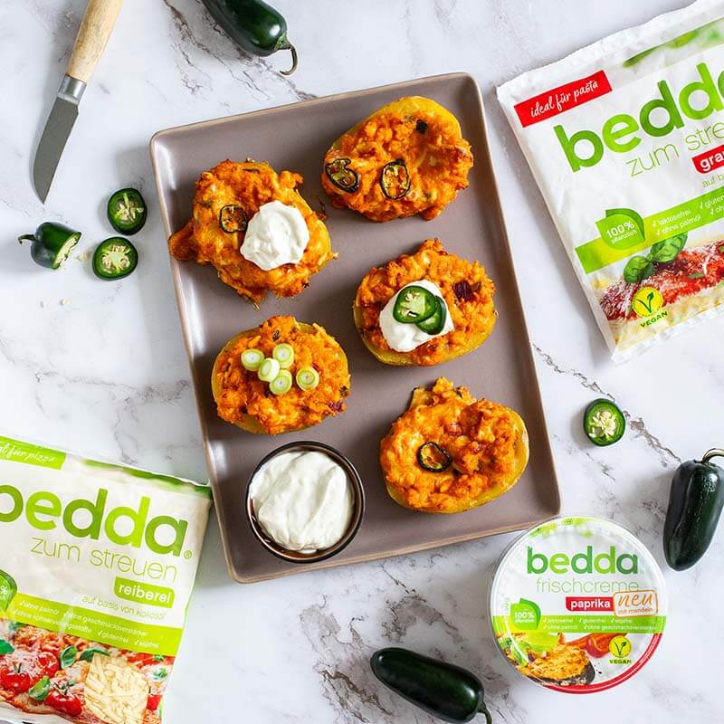 Gefüllte Chili-Kartoffel mit veganem Reibekäse