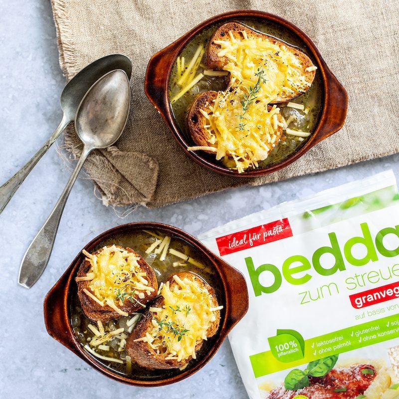 Vegane überbackene französische Zwiebelsuppe